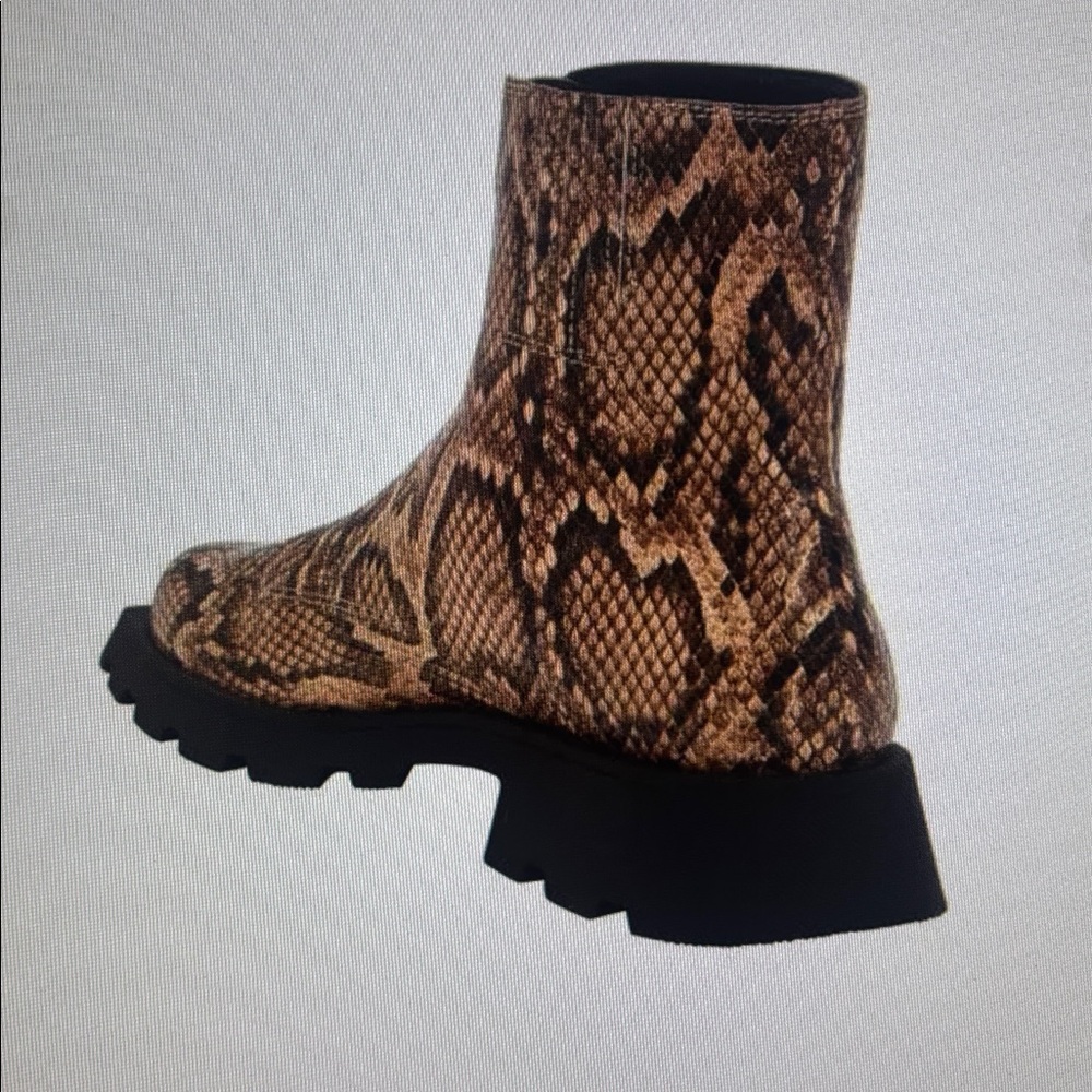 New Women’s Katy Perry Daarling Combat boots. Size 6. Color Cream/Chalk - Picture 2 of 4